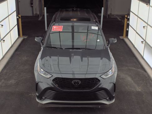 Used 2025 Toyota Highlander XSE image 2