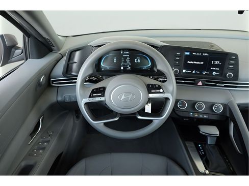Used 2025 Hyundai Elantra SE FWD image 24