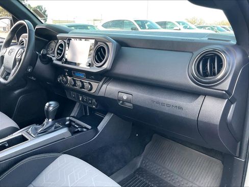 Used 2022 Toyota Tacoma TRD Off-Road image 17