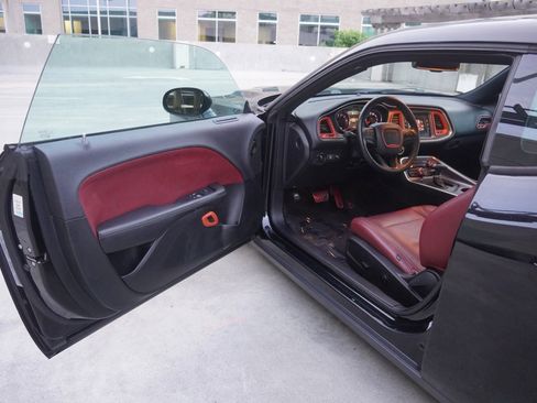 Used 2017 Dodge Challenger SXT image 4