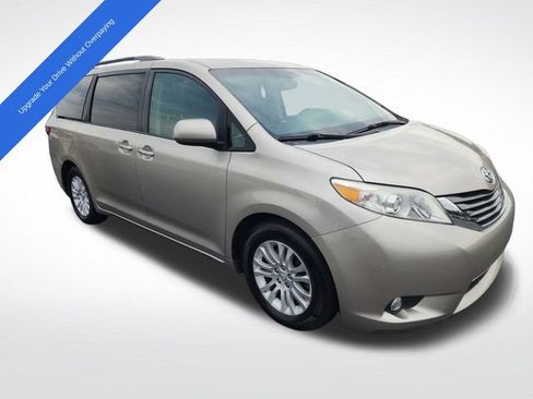 Used 2015 Toyota Sienna XLE FWD image 7