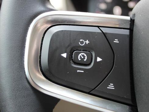 Used 2022 Volvo XC40 T5 Momentum image 17