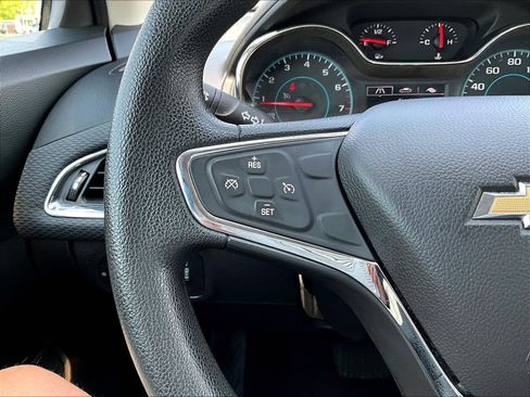 Used 2018 Chevrolet Cruze LT w/ Convenience Package FWD image 11