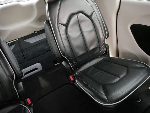 Used 2023 Chrysler Pacifica Limited image 14