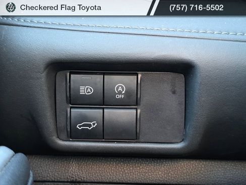 Used 2023 Toyota Highlander XLE image 11