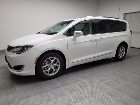 Used 2017 Chrysler Pacifica Limited w/ UConnect Theater Package image 2