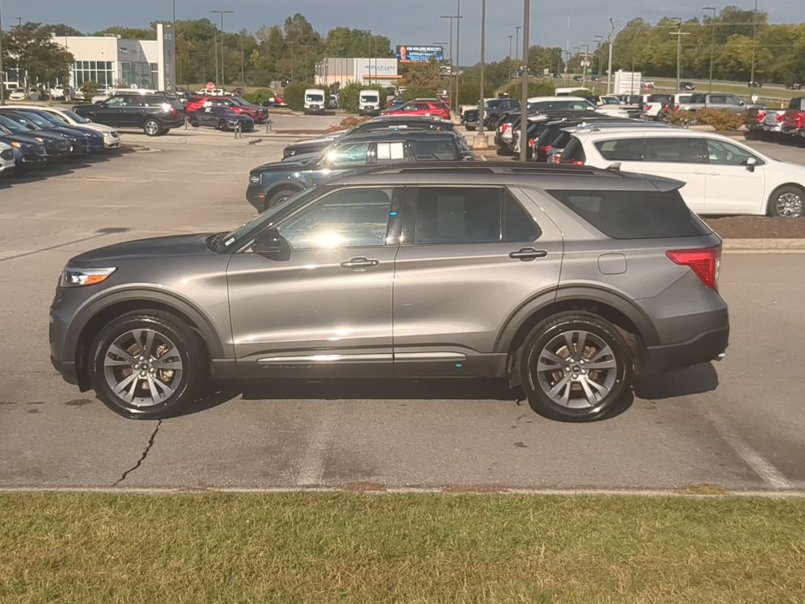 Used 2023 Ford Explorer XLT w/ Equipment Group 202A AWD/4WD image 6