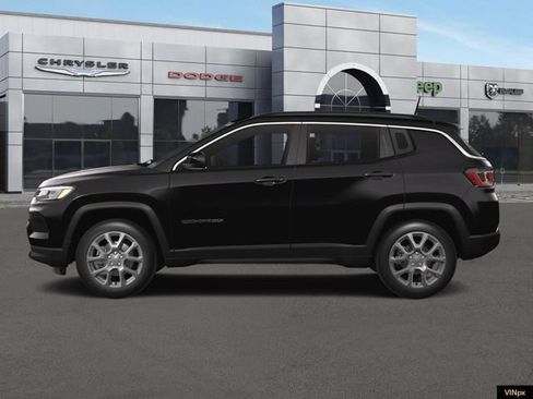 Used 2024 Jeep Compass Latitude w/ Sun and Sound Group AWD/4WD image 3