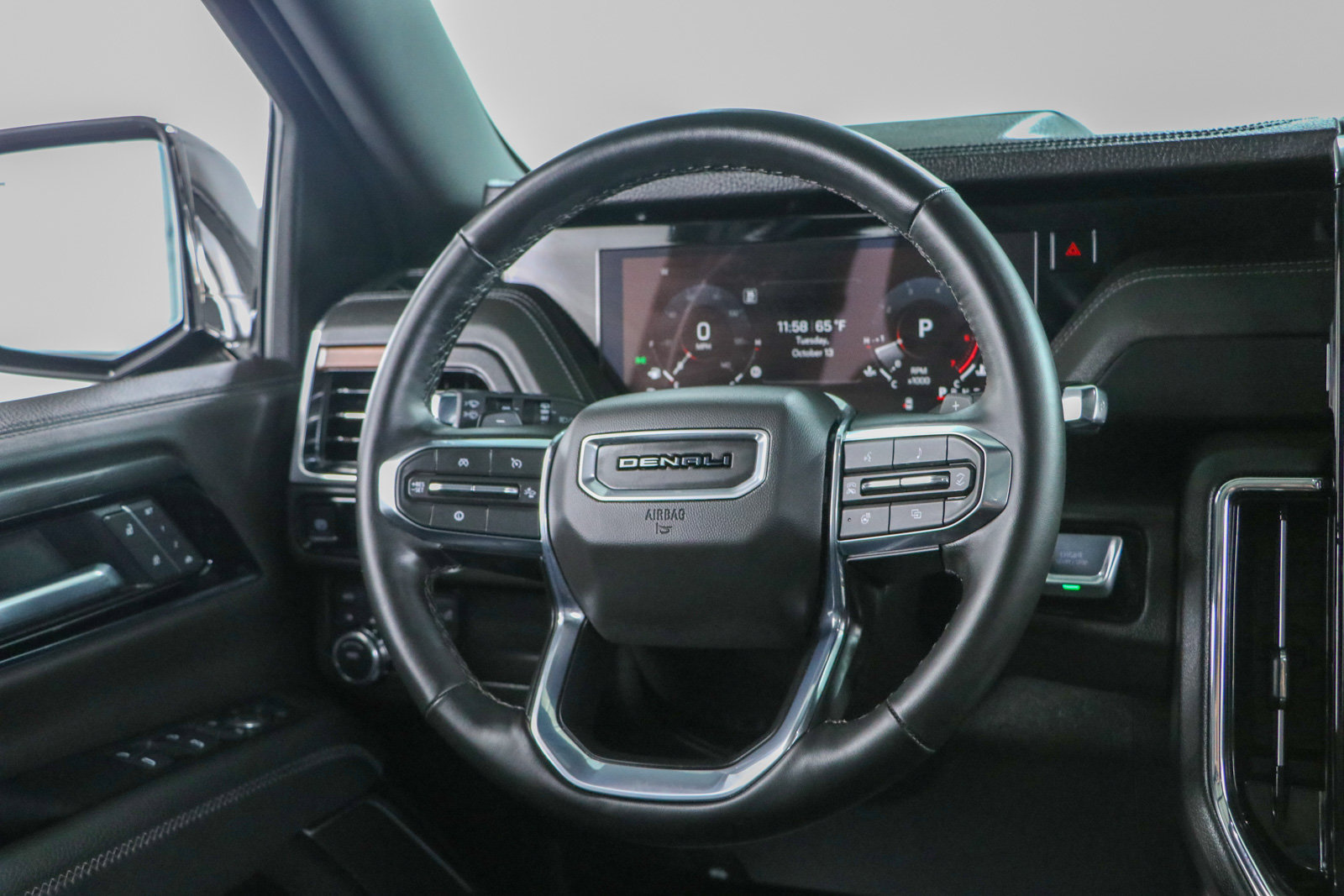 Used 2026 GMC Yukon Denali w/ Sun & Power Step Package AWD/4WD image 13