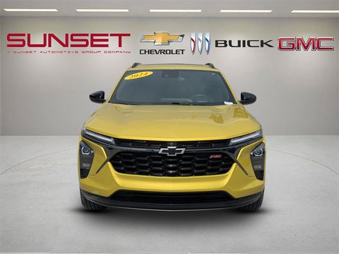 Certified 2024 Chevrolet Trax RS w/ Sunroof Package FWD image 2