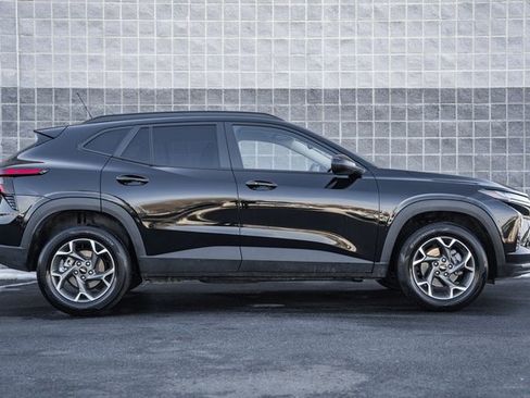 Used 2025 Chevrolet Trax LT w/ LT Convenience Package image 4