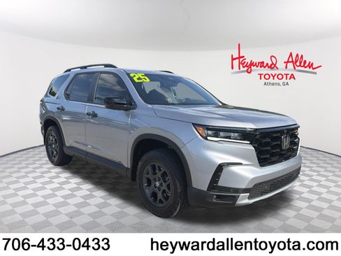 Used 2025 Honda Pilot TrailSport image 1