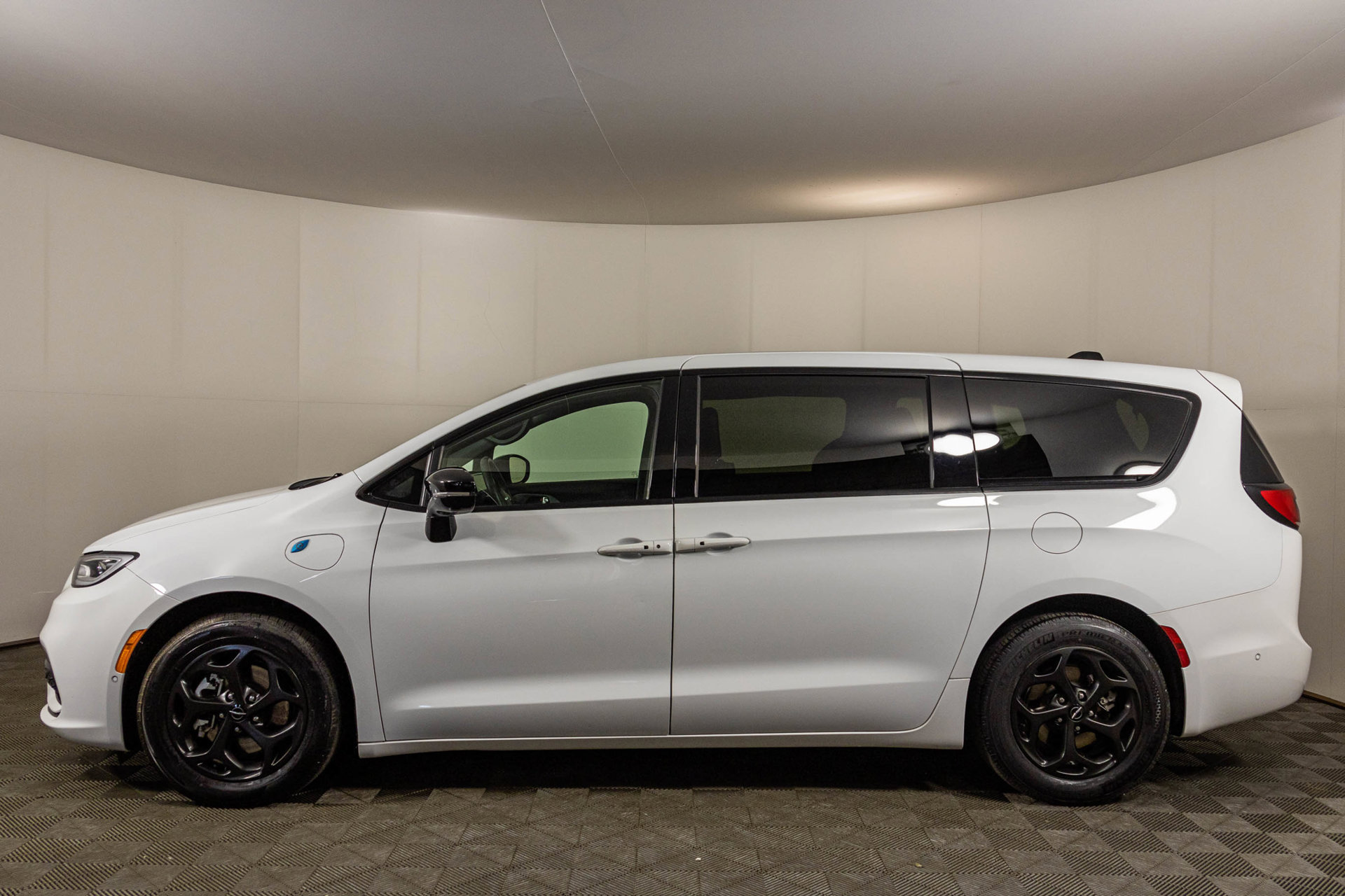 Used 2024 Chrysler Pacifica Limited FWD image 23