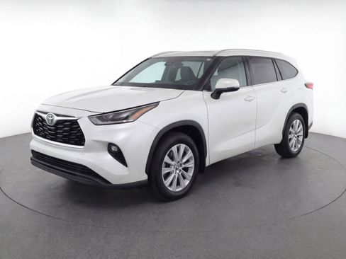 Used 2024 Toyota Grand Highlander AWD image 3