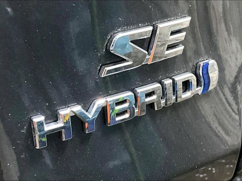 Used 2024 Toyota RAV4 SE image 9