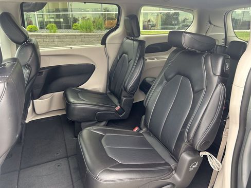 Used 2024 Chrysler Pacifica Touring-L FWD image 13