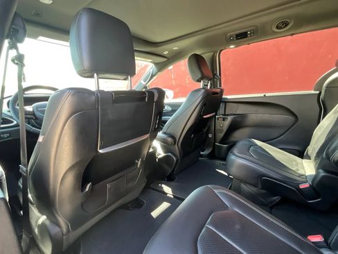Used 2018 Chrysler Pacifica Touring-L Plus w/ Advanced Safetytec Group FWD image 11