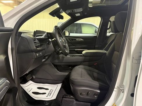 Used 2025 Chevrolet Traverse LT w/ Sun and Wheel Package AWD/4WD image 4
