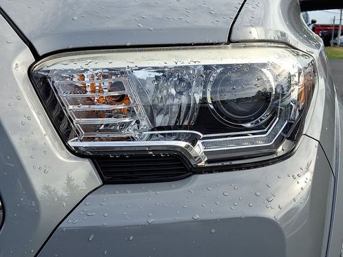Used 2018 Toyota Tacoma TRD Sport AWD/4WD image 7