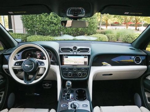 Used 2022 Bentley Bentayga AWD/4WD image 31