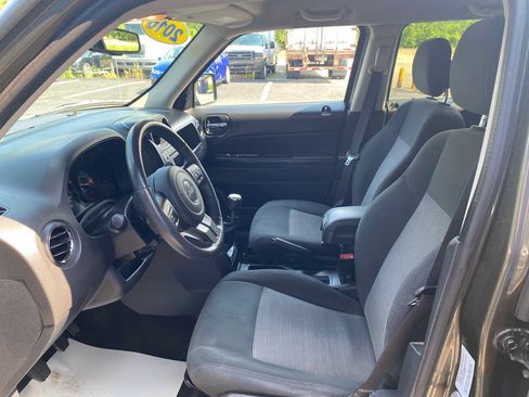 Used 2016 Jeep Patriot Latitude FWD image 9
