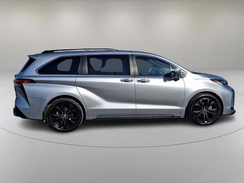 Used 2022 Toyota Sienna XSE w/ XSE Plus Package image 12