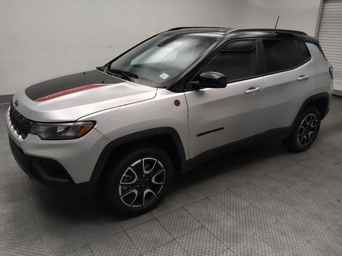 Used 2025 Jeep Compass Trailhawk w/ Trailer Tow Group AWD/4WD image 2