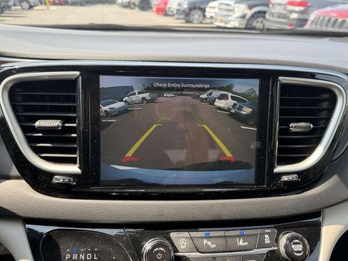 Used 2024 Chrysler Pacifica Touring-L FWD image 27