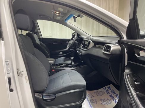 Used 2020 Kia Sorento LX image 12