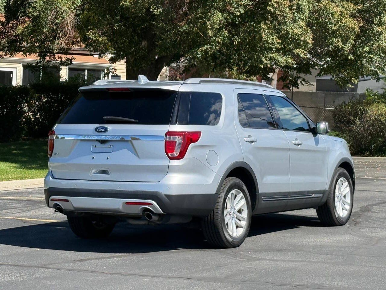 Used 2017 Ford Explorer XLT FWD image 5