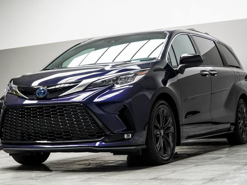 Used 2022 Toyota Sienna XSE image 8