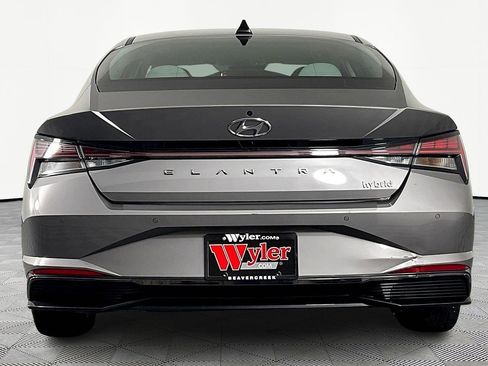 Used 2022 Hyundai Elantra Limited w/ Preferred Accessory Package image 5
