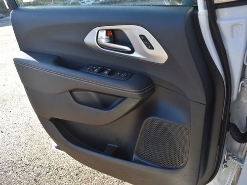 Used 2025 Chrysler Pacifica Limited image 41