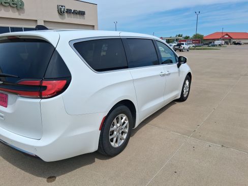Used 2023 Chrysler Pacifica Touring-L FWD image 8