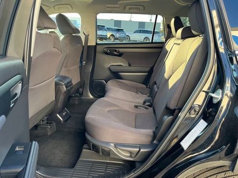 Used 2024 Toyota Highlander LE AWD/4WD image 27