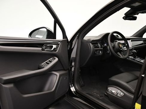 Used 2025 Porsche Macan Turbo image 38