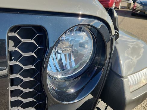 Used 2022 Jeep Gladiator Sport image 10