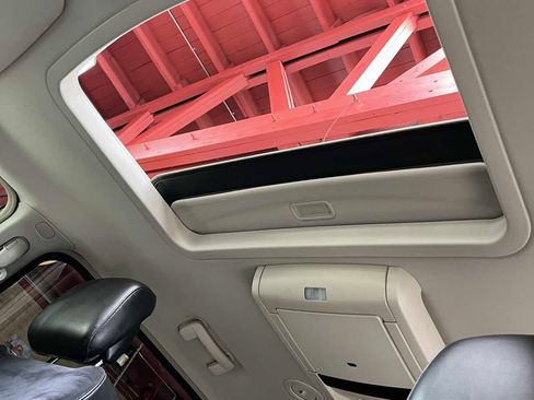 Used 2015 Chrysler Town & Country Limited Platinum FWD image 18