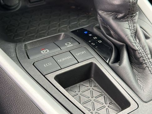 Used 2020 Toyota RAV4 LE FWD image 17