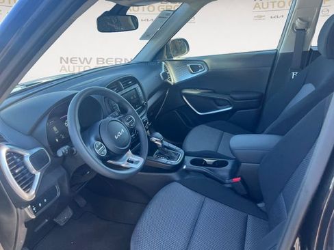Used 2025 Kia Soul LX FWD image 9