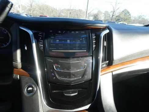Used 2019 Cadillac Escalade ESV Luxury image 22