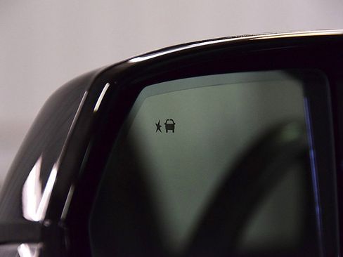 Used 2024 GMC Yukon XL Denali w/ Advanced Technology Package image 13