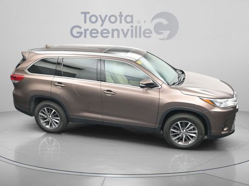 Used 2019 Toyota Highlander XLE image 18