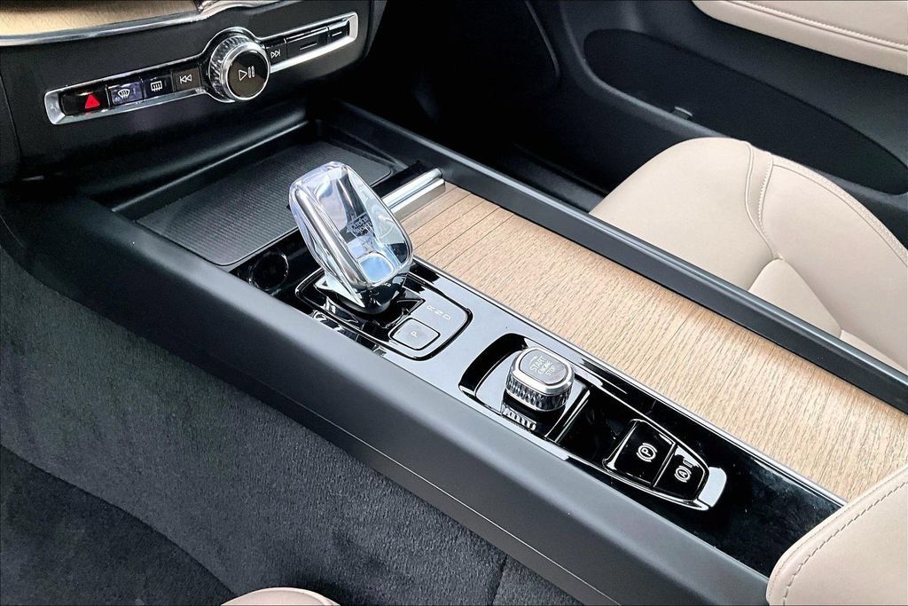 Certified 2026 Volvo XC60 B5 Plus AWD/4WD image 19