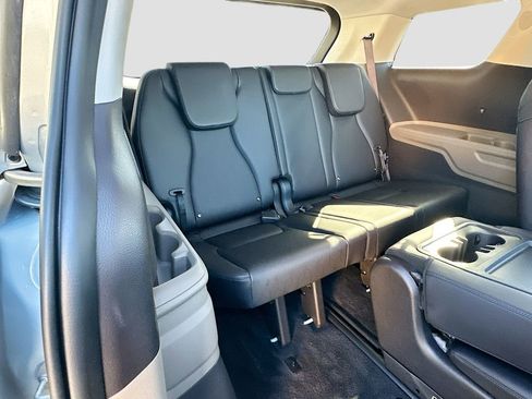 Used 2025 Kia Carnival EX image 27