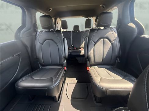 Used 2025 Chrysler Voyager LX FWD image 7