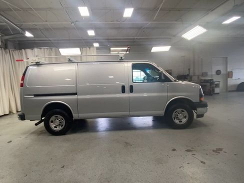 Used 2022 Chevrolet Express 2500 w/ Enhanced Convenience Package RWD image 2