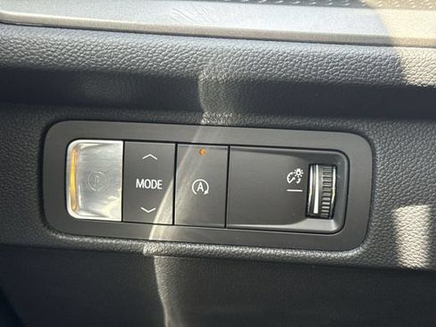 Used 2025 Chevrolet Traverse LT FWD image 18