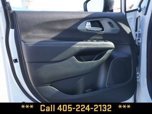 Used 2025 Chrysler Pacifica Select FWD image 14