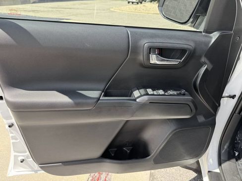 Used 2019 Toyota Tacoma TRD Sport w/ Technology Package AWD/4WD image 13